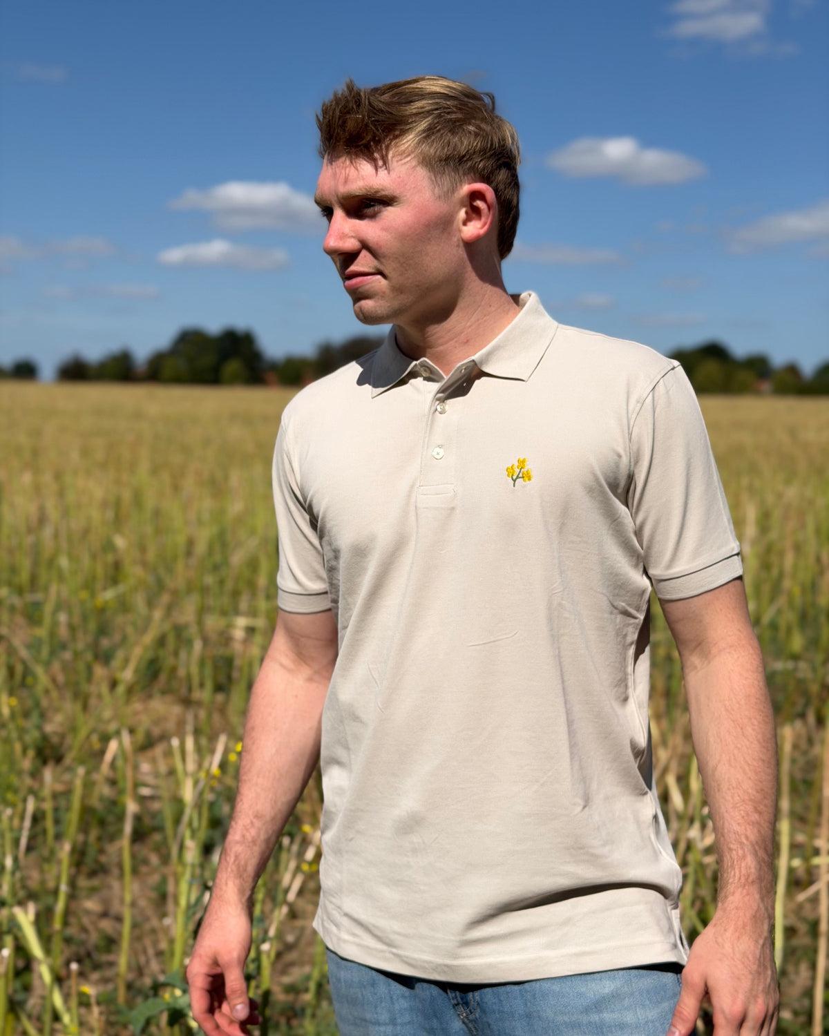 Polo mit Rapsblüte