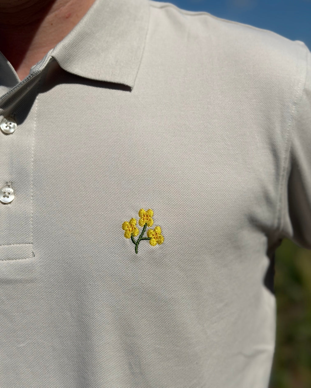 Polo mit Rapsblüte