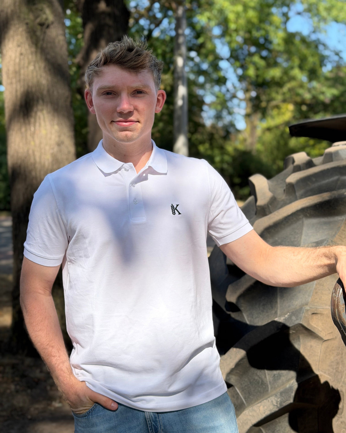 Klaas ist 185cm groß und trägt Größe L.